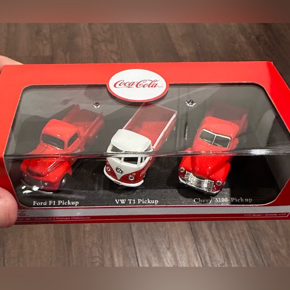New Die-Cast Coca Cola Classic Pickup Set of Three - Motor City Classics - Picture 6 of 11